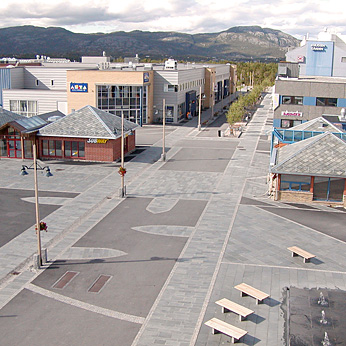Bevásárlóközpont, Alta / Norvégia (1999) | Hasított felületű felületű alta kvarcit térburkoló lapok