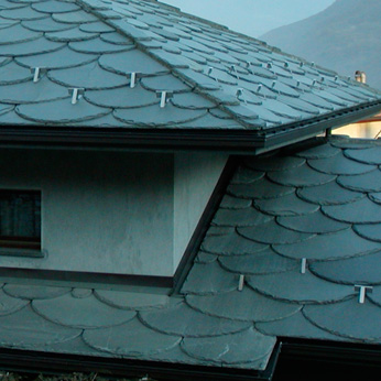 Hasított felületű, nagyméretű alta kvarcit tetőfedő lapok