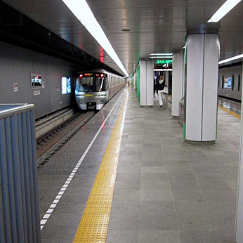 A tokiói Shinjuku vasút és metró állomás, Japán (1998)