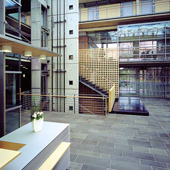 Vechtai Városháza, Németország (1999) | Hasított felületű alta kvarcit lépcső és padlóburkoló lapok