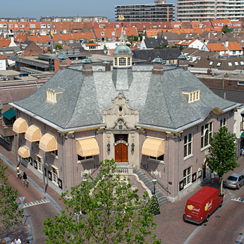 Zandvoorti városháza tetőfedő kőburkolata, Hollandia 2006