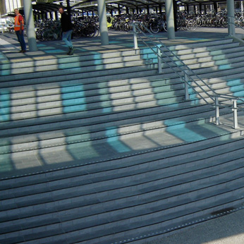 Hasított felületű alta kvarcit lépcső és padlóburkoló lapok, uitgeesti vasútállomás, Hollandia