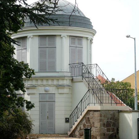 Jura mészkő tömblécső a gyöngyösi Mátra Múzeum épületénél