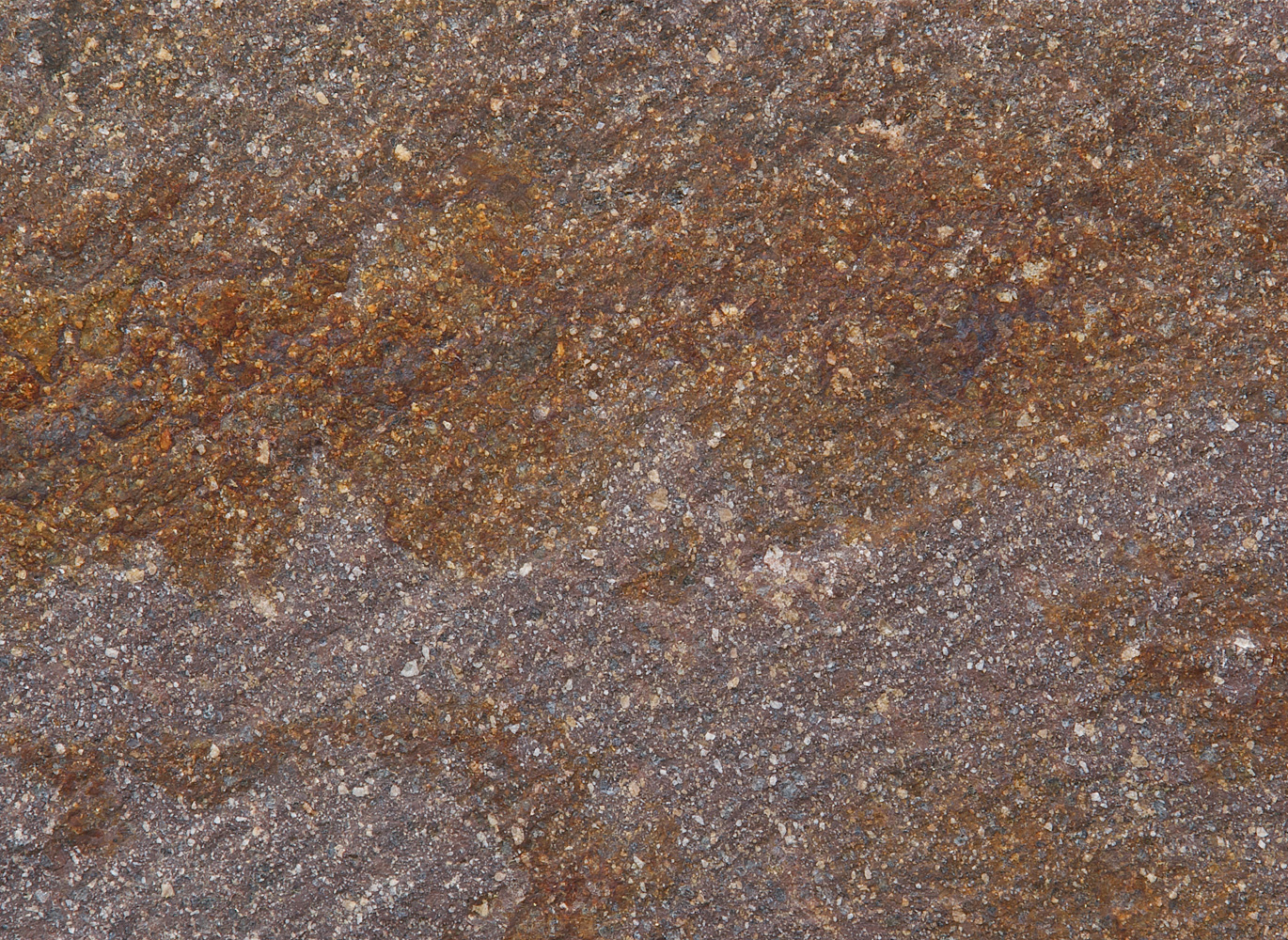 Hasított, bányanyers felületű, barnás színű trentinói KERN porfír